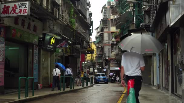Makaó - Emberek sétálnak a kis bájos utcában. 4K felbontás — Stock videók