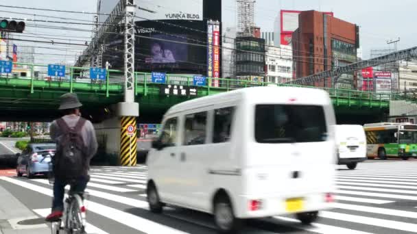 Tokyo - Vue sur la rue avec la circulation et les trains qui passent. Shinjuku. Résolution 4K — Video