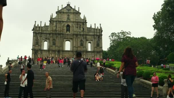 Macao - Lidé před slavnými zříceninami kostela sv. Pavla. — Stock video