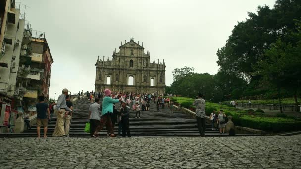 Macao - Mensen voor de beroemde ruïnes van St. Paul 's Church. Langzame beweging. — Stockvideo