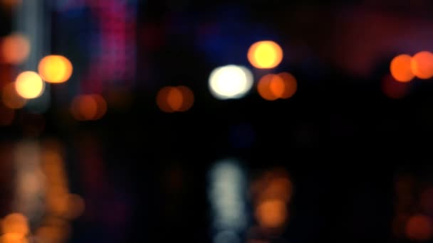 五彩缤纷的城市灯光在水中反射.Bokeh background. — 图库视频影像