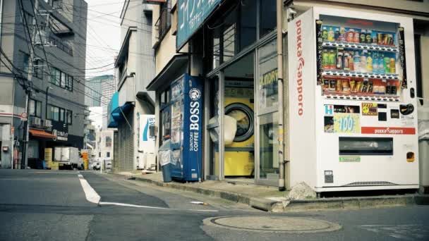Tokio - Mały pas z pralnią monet i automatem. Rozdzielczość 4K — Wideo stockowe