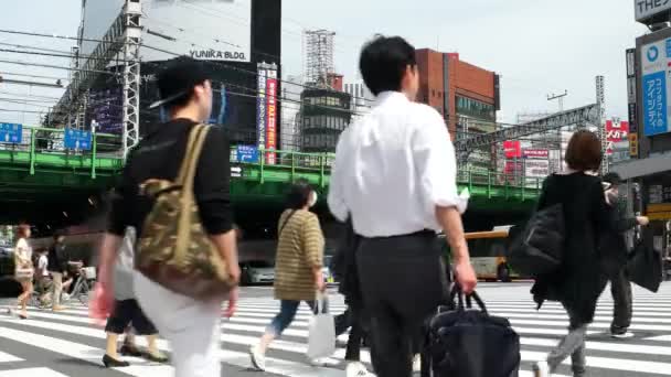 Tokio - Ludzie na przejściu. Shinjuku. Rozdzielczość 4K — Wideo stockowe