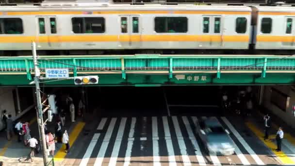 Tóquio - Nakano estação lapso de tempo de pessoas, trens e tráfego. Resolução 4K — Vídeo de Stock