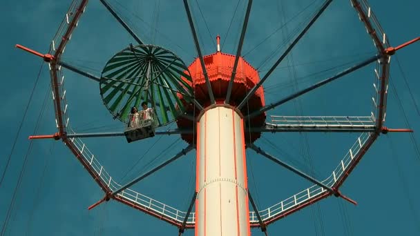 Tokyo - Sky Flower parachute with people falling down at Tokyo Dome amusement park. Slow motion. — Stock Video