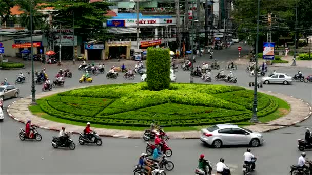 Ho Chi Minh City - Roundabout doprava zblízka. Rozlišení 4K. — Stock video