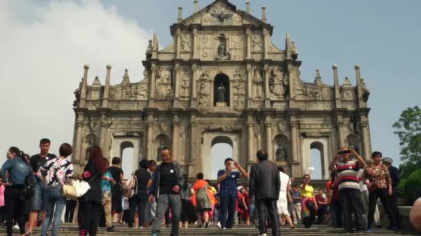 Macau - Pessoas em frente às famosas Ruínas da Igreja de São Paulo. Resolução 4K — Vídeo de Stock