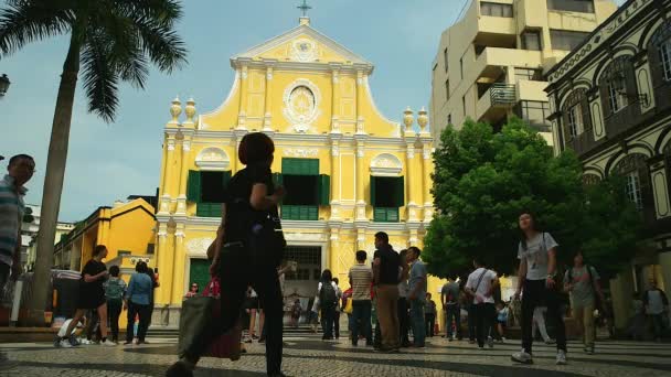 Макао - люди перед церквою святого Домініка в сонячний день. Повільний рух. — стокове відео