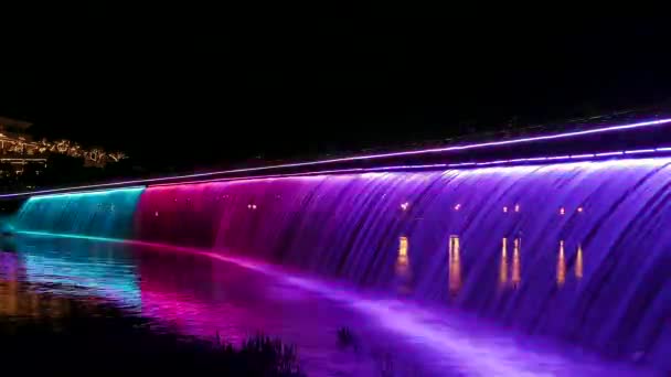 胡志明市- -夜晚五彩缤纷的瀑布,星光桥.4K分辨率时间差. — 图库视频影像