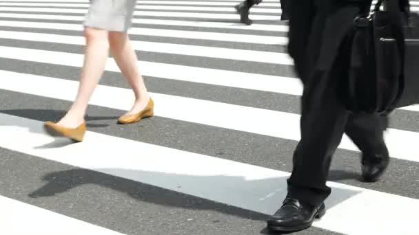 Tóquio - Pessoas caminhando em cross walk. Fechar os pés. Shinjuku. Resolução 4K — Vídeo de Stock