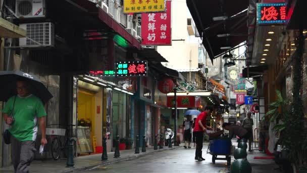 Makao - Widok ulicy z ludźmi w starym mieście. Rozdzielczość 4K — Wideo stockowe