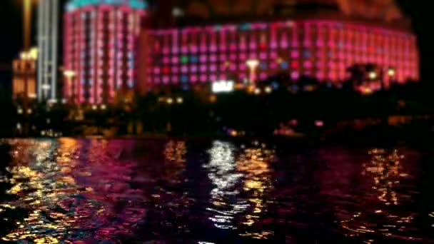 Macau - Cassino brilhante à noite e reflexo na água. Olhar desfocado . — Vídeo de Stock