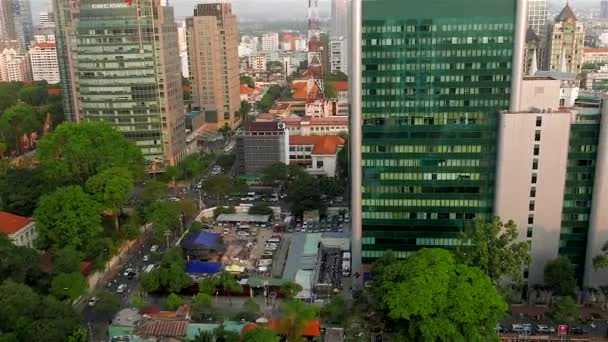 Ho Chi Minh City - Letecký výhled na město s dopravou. Oddálit podokno. — Stock video