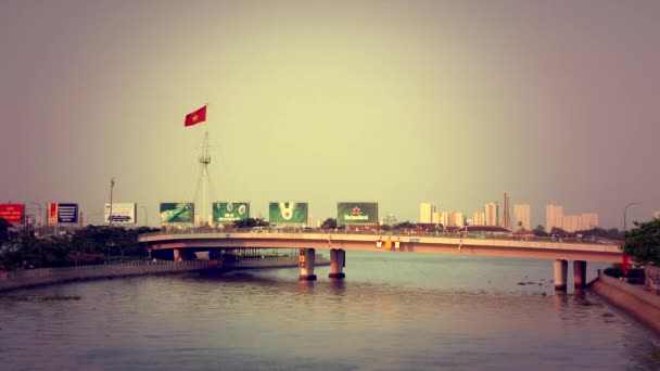 Ho Chi Minh City - Bro med kvällstrafik. 4K-upplösning Höj hastigheten. — Stockvideo