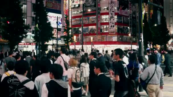 東京-カラフルな秋葉原電気街の通りを横断する人々と夜の通りの景色。4K解像度 — ストック動画