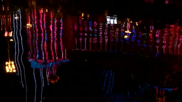 マカオ-夜に輝くカジノ。水の反射 — ストック動画