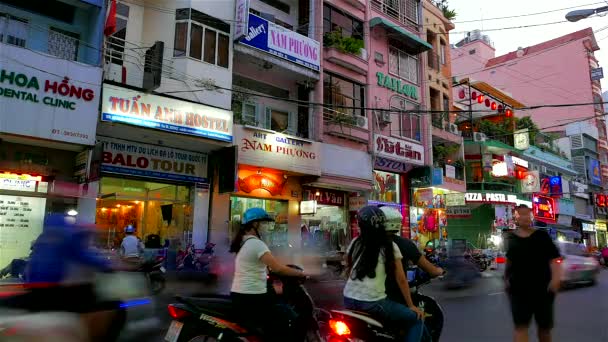 Ho-Chi-Minh-Stadt - Backpacker 's area street view am Abend. 4K-Auflösung beschleunigt. — Stockvideo