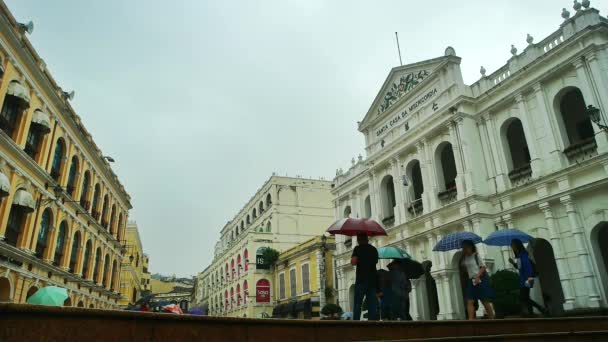 Μακάο - Άνθρωποι με ομπρέλες στην πλατεία Largo do Senado. — Αρχείο Βίντεο