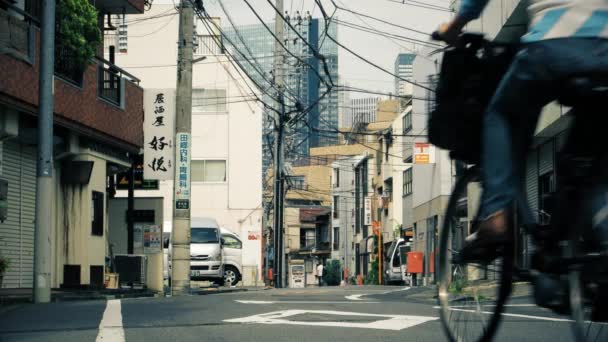 Tóquio - Pequena faixa tranquila com ciclista. Resolução 4K — Vídeo de Stock