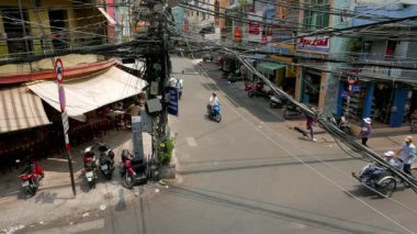 Ho Chi Minh City - Sırt çantalı sokak manzaralı insanlar ve trafik. 4K çözünürlüğü