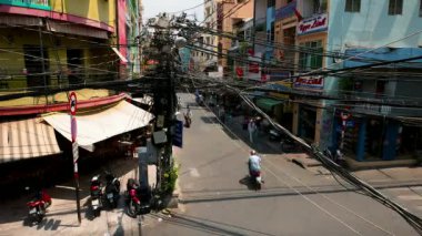 Ho Chi Minh City - Sırt çantalı sokak manzaralı insanlar ve trafik. 4K çözünürlük zaman aşımı.