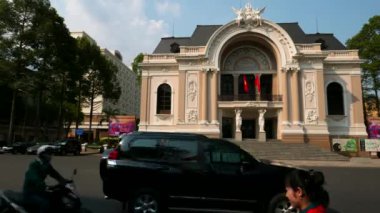 Ho Chi Minh City Saigon Opera binasının önündeki trafik. 4K çözünürlük zaman aşımı. 