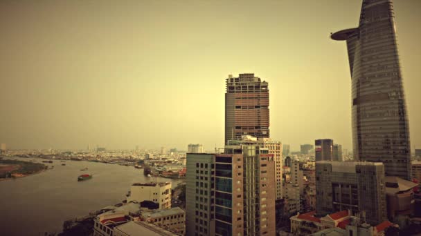 Vista aérea de aspecto retro de la ciudad de Ho Chi Minh con tráfico y el río Saigón. Caducidad de resolución 4K. Abril 2015 . — Vídeo de stock