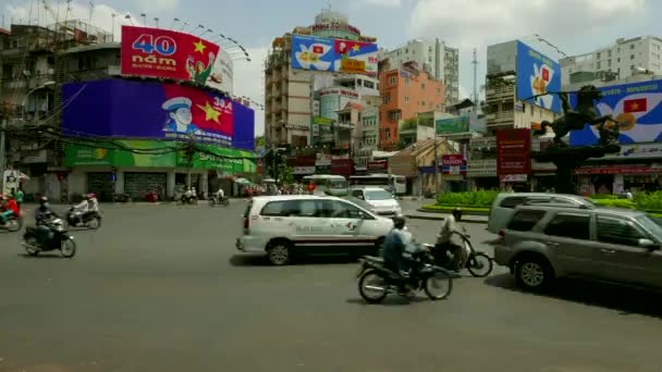 Ho Chi Minh City - 40. yıl dönümü Özgürlük Günü ilan panolarıyla kavşak trafik manzarası. Zaman aşımı — Stok video