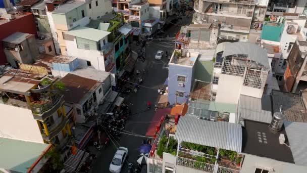 Luchtfoto van de straat. Ho Chi Minh Stad. Sneller, uitzoomen.. — Stockvideo