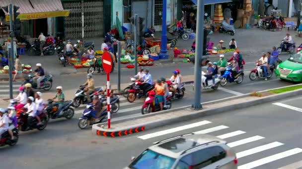 Ho Chi Minh City - Letecký pohled na ulici s trhem, lidmi a dopravou. 4K — Stock video