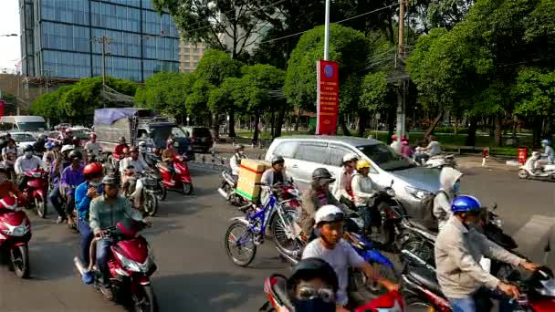 Ho Chi Minh City - Městský provoz na křižovatce s semafory. Rozlišení 4K — Stock video