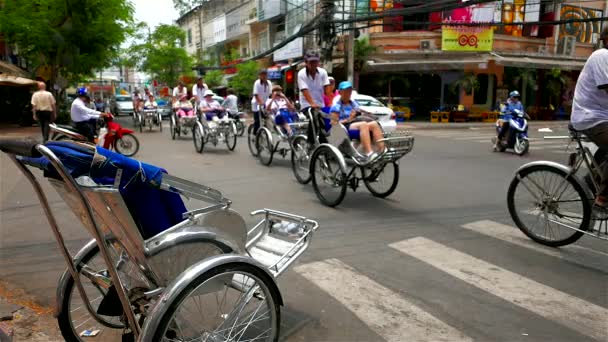 Ho Chi Minh City - Άδεια rickshaw στη διασταύρωση. Backpacker περιοχή του δρόμου άποψη με τους ανθρώπους και την κυκλοφορία. Ανάλυση 4K — Αρχείο Βίντεο