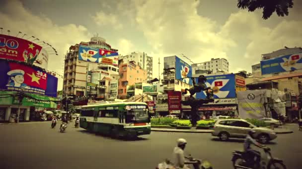 Ho Chi Minh City - Roundabout pandangan lalu lintas dengan peringatan 40 tahun Hari Pembebasan billboard. Retro lihat 4K resolusi waktu lapse. — Stok Video