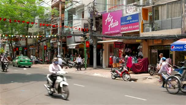 Ho Chi Minh City - Sırt çantalı sokak manzaralı insanlar ve trafik. 4K çözünürlüğü — Stok video