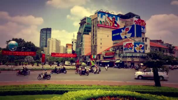 Ho Chi Minh City - Roundabout widok ruchu z 40. rocznicę wyzwolenia billboardy Day. Czas upływu rozdzielczości 4K, wygląd retro. — Wideo stockowe