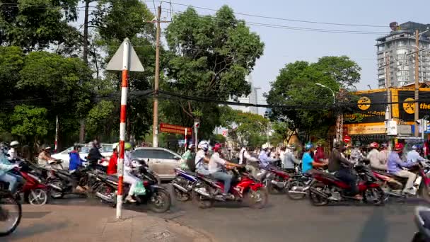 Ho Chi Minh City - Trafik ışıklarıyla kavşakta şehir trafiği. Hızlan.. — Stok video