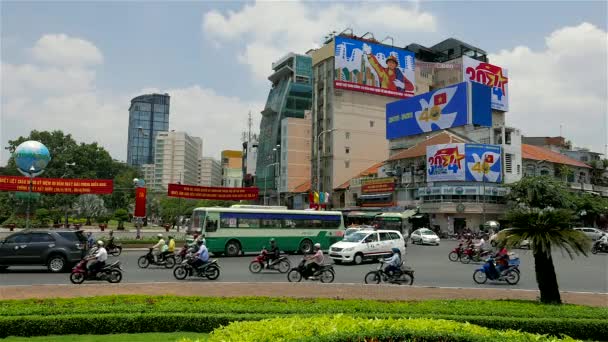 호치 민시 (Ho Chi Minh City) - 40 주년 해방 기념일 광고판을 갖춘 도로 교통 전망. 4K 해상도. — 비디오