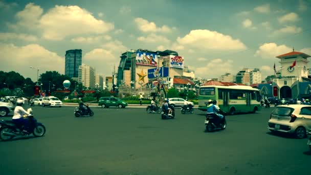 Cidade de Ho Chi Minh - Roundabout vista de tráfego com 40 aniversário outdoors Dia da Libertação. 4K resolução olhar retro . — Vídeo de Stock