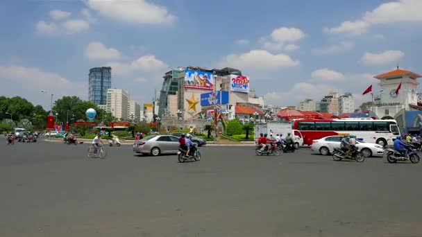 Ho Chi Minh City - Vista del tráfico de la rotonda con carteles del 40 aniversario del Día de la Liberación. Caducidad de la resolución 4K . — Vídeos de Stock