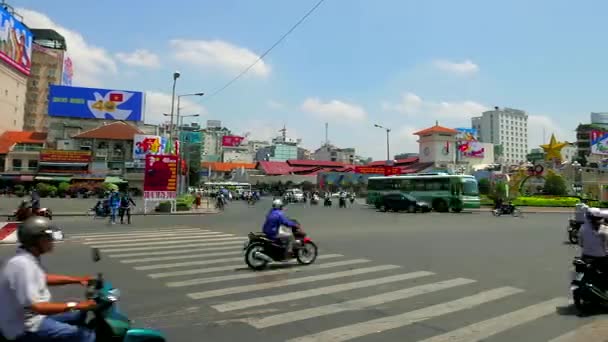 Ho Chi Minh City - Vista del tráfico de la rotonda con carteles del 40 aniversario del Día de la Liberación. Panorama de lapso de tiempo . — Vídeos de Stock