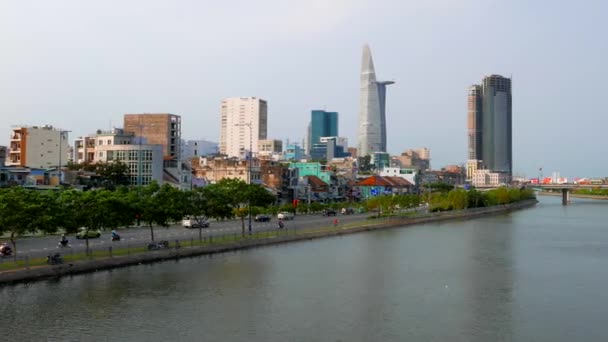 Ho Chi Minh City - Stadsutsikt från bron. Snabbare panorering. — Stockvideo