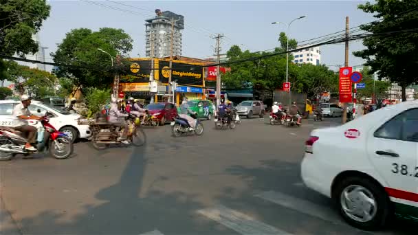 胡志明市-城市交通与红绿灯交界处.4K解像度加快. — 图库视频影像