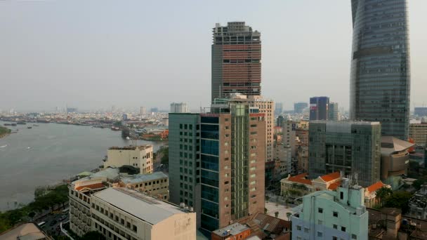 Widok z lotu ptaka na miasto Ho Chi Minh z ruchem i rzeką Sajgon. Czas upływu rozdzielczości 4K. — Wideo stockowe