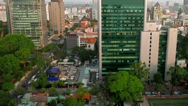 Ho Chi Minh City - Вид с воздуха на город с трафиком. Паннинг . — стоковое видео