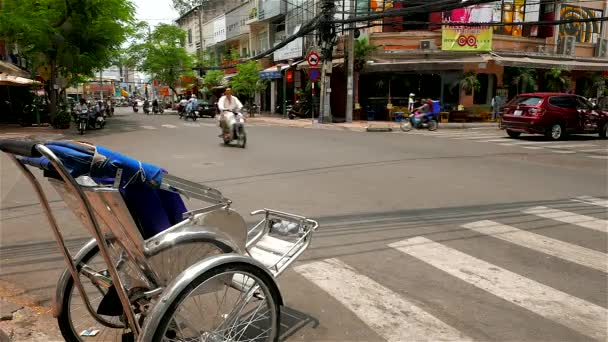 胡志明市-交界处的空人力车。背包客的区域街道景观与人和交通。4K解像度加快. — 图库视频影像