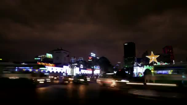Ho Chi Minh Stad - April 2015: Draaimolen 's nachts met verkeer. 4K tijdsverloop — Stockvideo