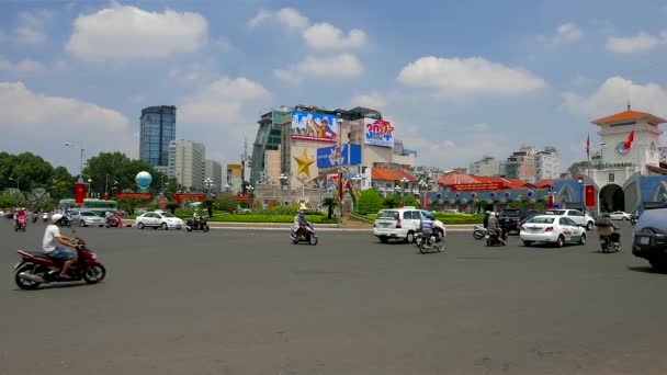 Ho Chi Minh City - Vista del tráfico de la rotonda con carteles del 40 aniversario del Día de la Liberación. Resolución 4K . — Vídeo de stock