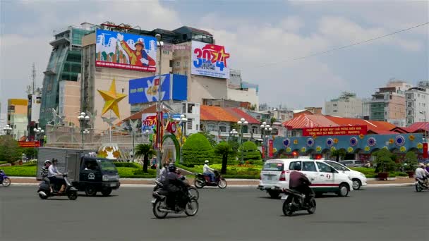 Ho Chi Minh City - 40. yıl dönümü Özgürlük Günü ilan panolarıyla kavşak trafik manzarası. 4K çözünürlüğü. — Stok video