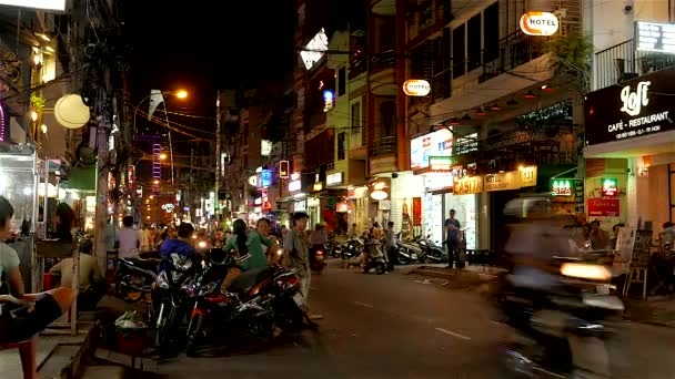 Ho Chi Minh City - Backpacker obszar widok ulicy w nocy. Przyspieszenie rozdzielczości 4K. — Wideo stockowe