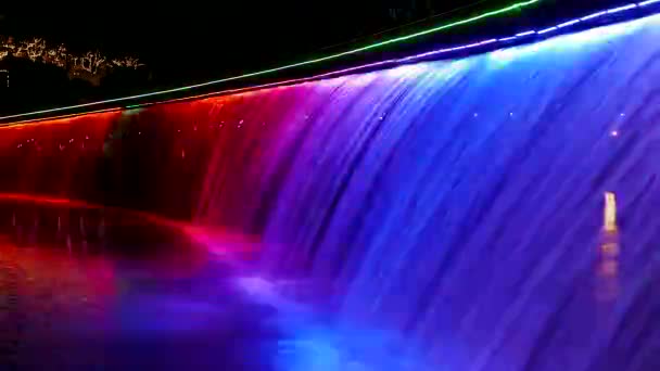 Ho Chi Minh City - Kolorowy wodospad w nocy, Starlight Bridge. Czas upływu rozdzielczości 4K. — Wideo stockowe